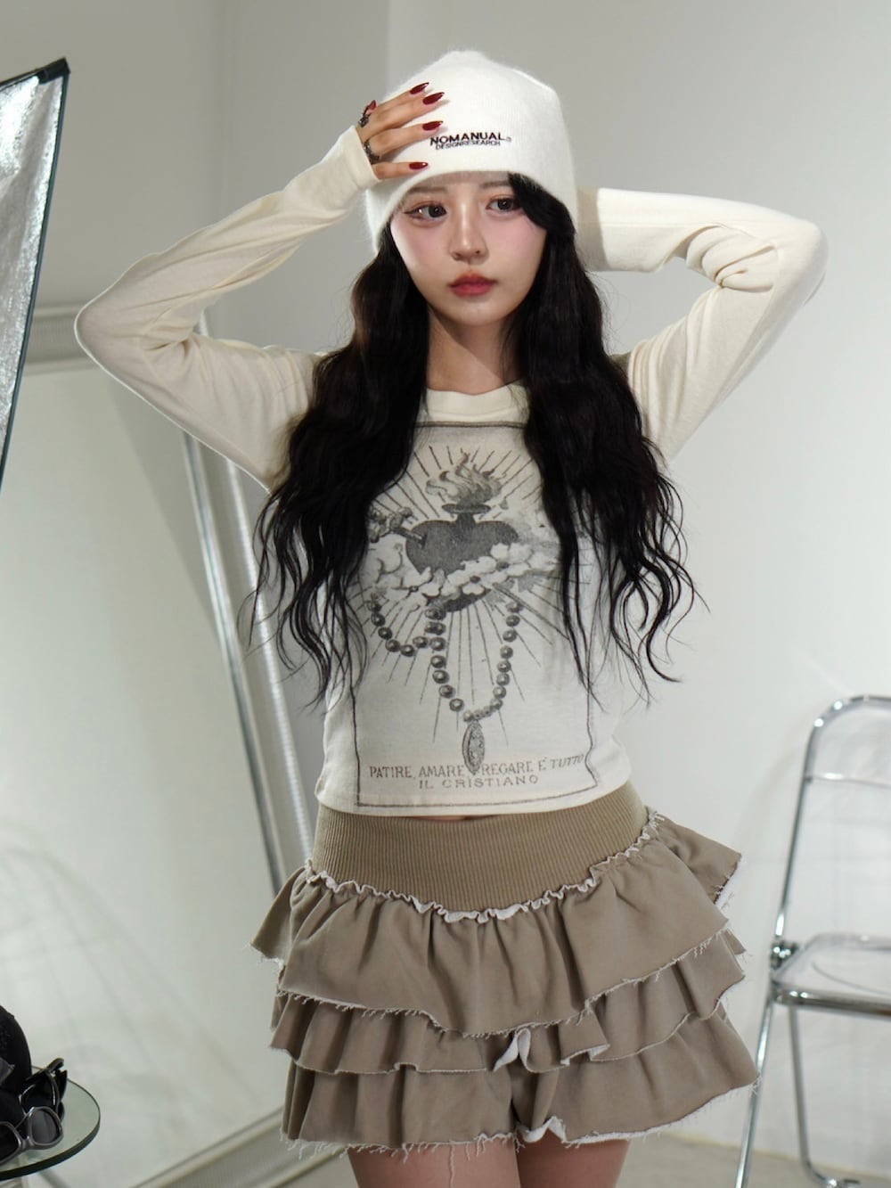 ベージュ系のTシャツ/カットソー、ベージュ系のニットキャップ/ビーニーを着用したレディースの秋コーディネートの2枚目の写真