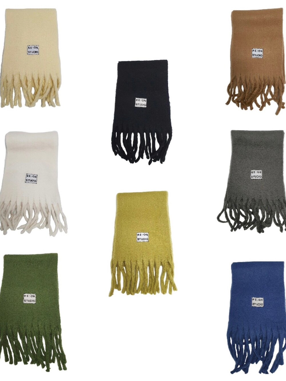 ブラック系のスニーカー、ブルー系のデニムパンツ、ブラウン系のマフラーを着用したメンズの秋コーディネートの3枚目の写真