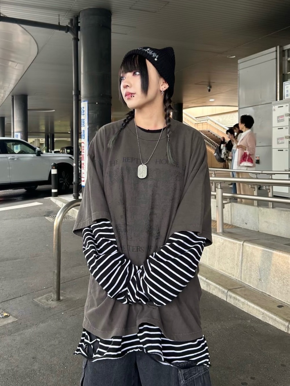 ブラック系のTシャツ/カットソー、ホワイト系のTシャツ/カットソー、ブラック系のデニムパンツを着用したレディースの秋コーディネートの3枚目の写真