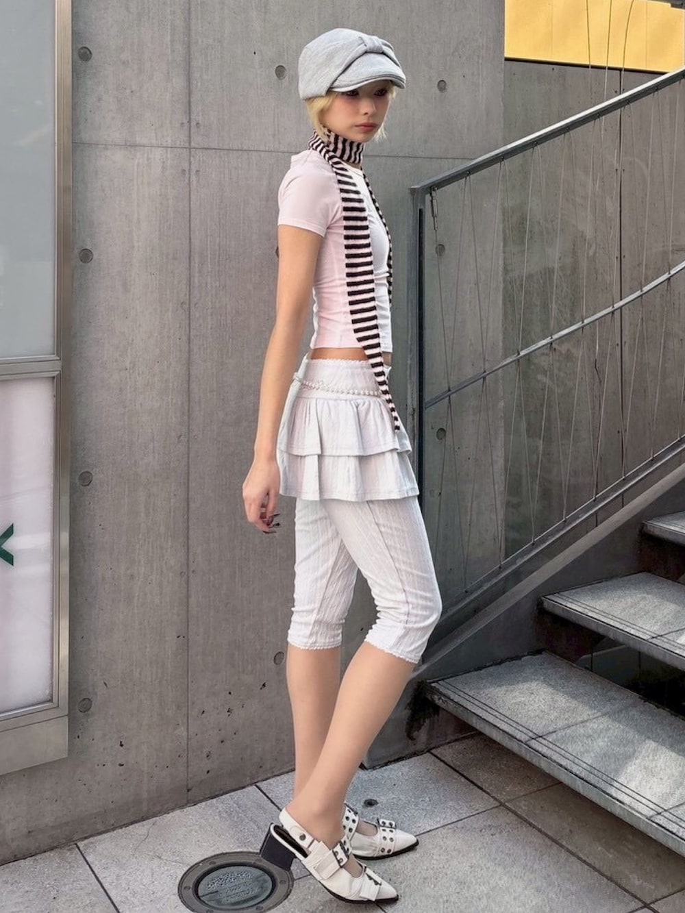 ピンク系のTシャツ/カットソーを着用したレディースの春コーディネートの2枚目の写真