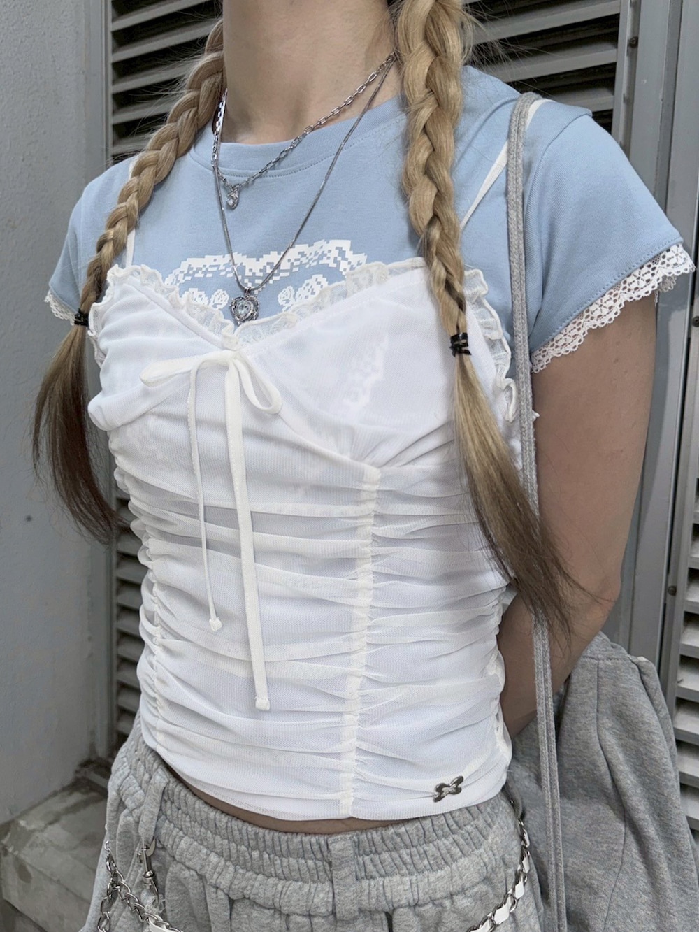 ブルー系のTシャツ/カットソー、ホワイト系のキャミソール、グレー系のスウェットパンツを着用したレディースの春コーディネートの3枚目の写真