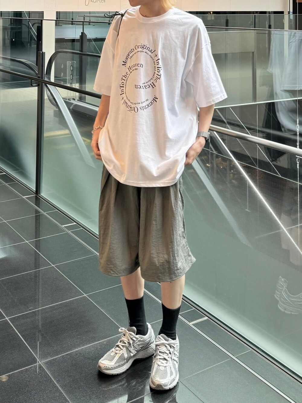 ホワイト系のTシャツ/カットソー、グレー系のブルゾンを着用したメンズの春コーディネートの3枚目の写真