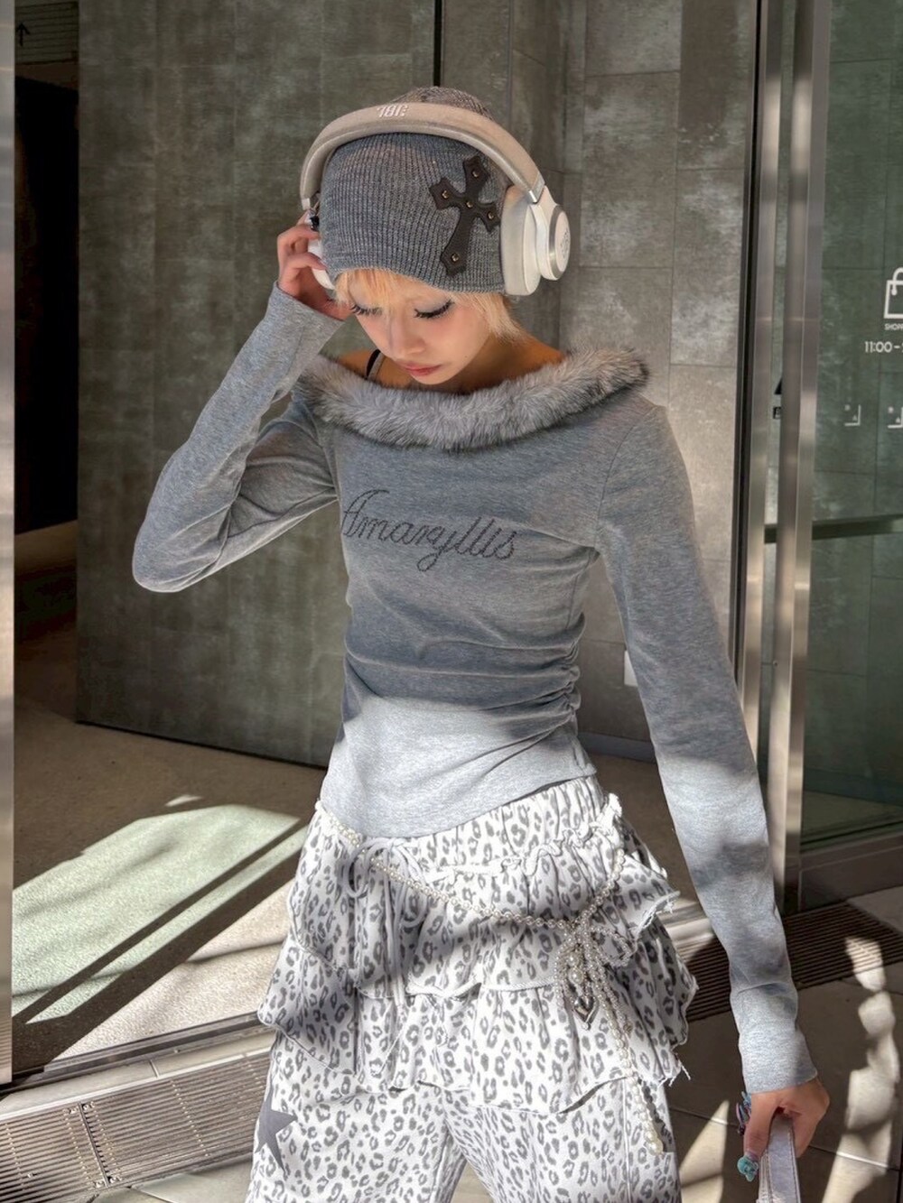 グレー系のスウェットパンツ、グレー系のTシャツ/カットソー、グレー系のニットキャップ/ビーニーを着用したレディースの秋コーディネートの5枚目の写真