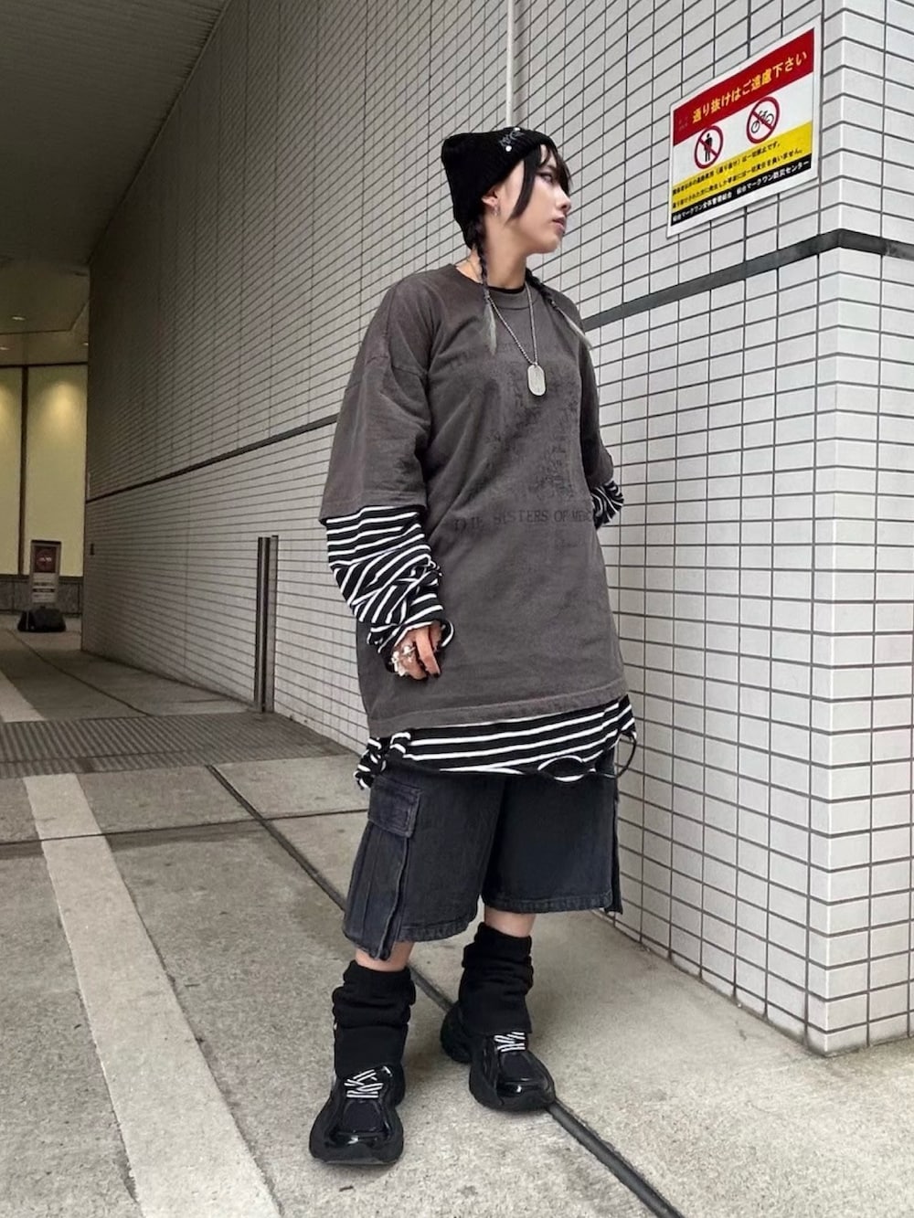 ブラック系のTシャツ/カットソー、ホワイト系のTシャツ/カットソー、ブラック系のデニムパンツを着用したレディースの秋コーディネートの2枚目の写真