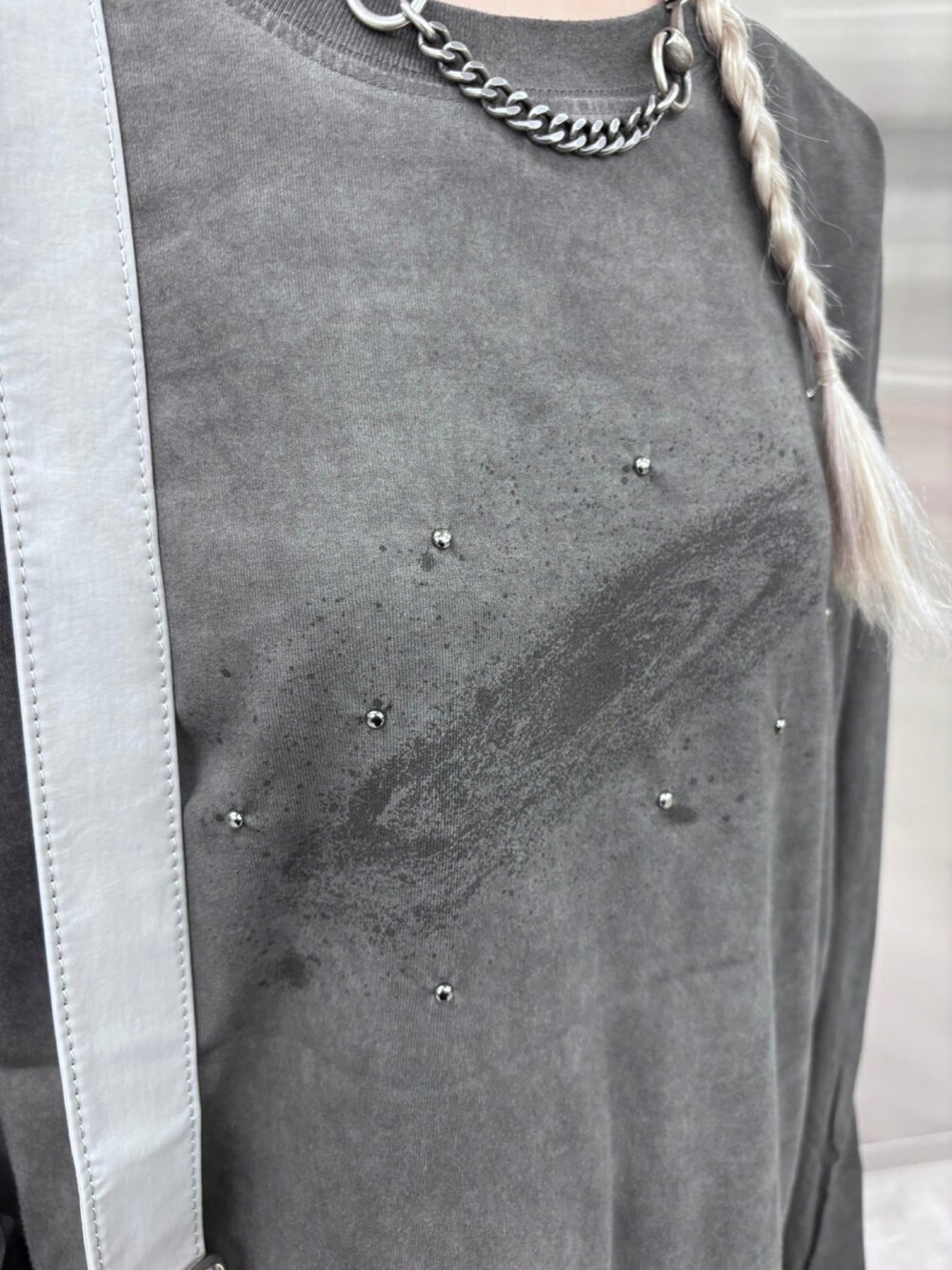 グレー系のTシャツ/カットソー、グレー系のパーカーを着用したレディースの秋コーディネートの5枚目の写真