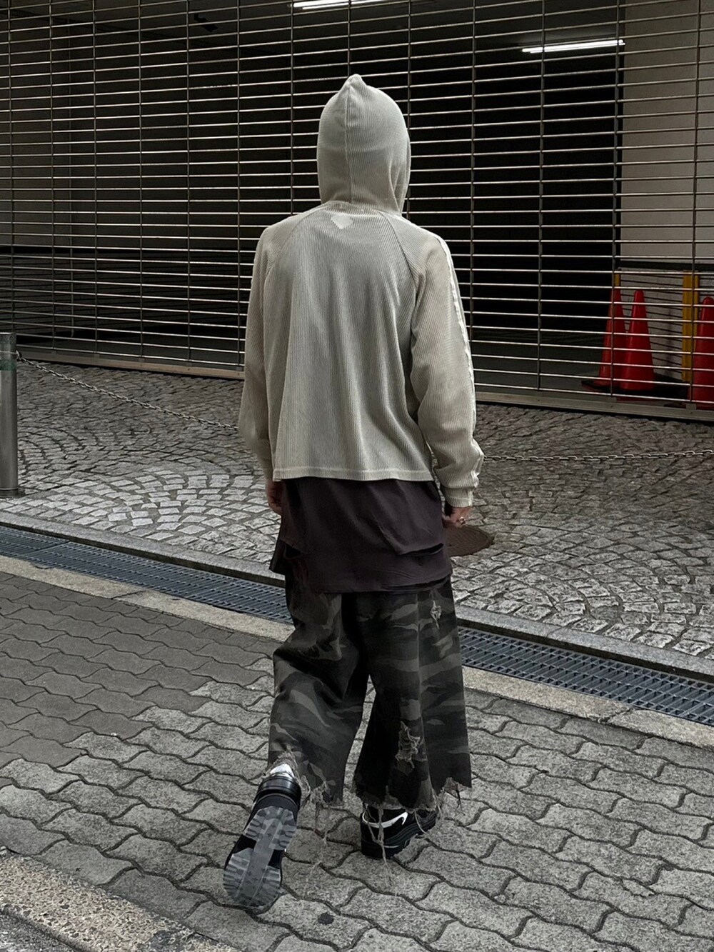 ベージュ系のパーカーを着用したメンズの秋コーディネートの3枚目の写真