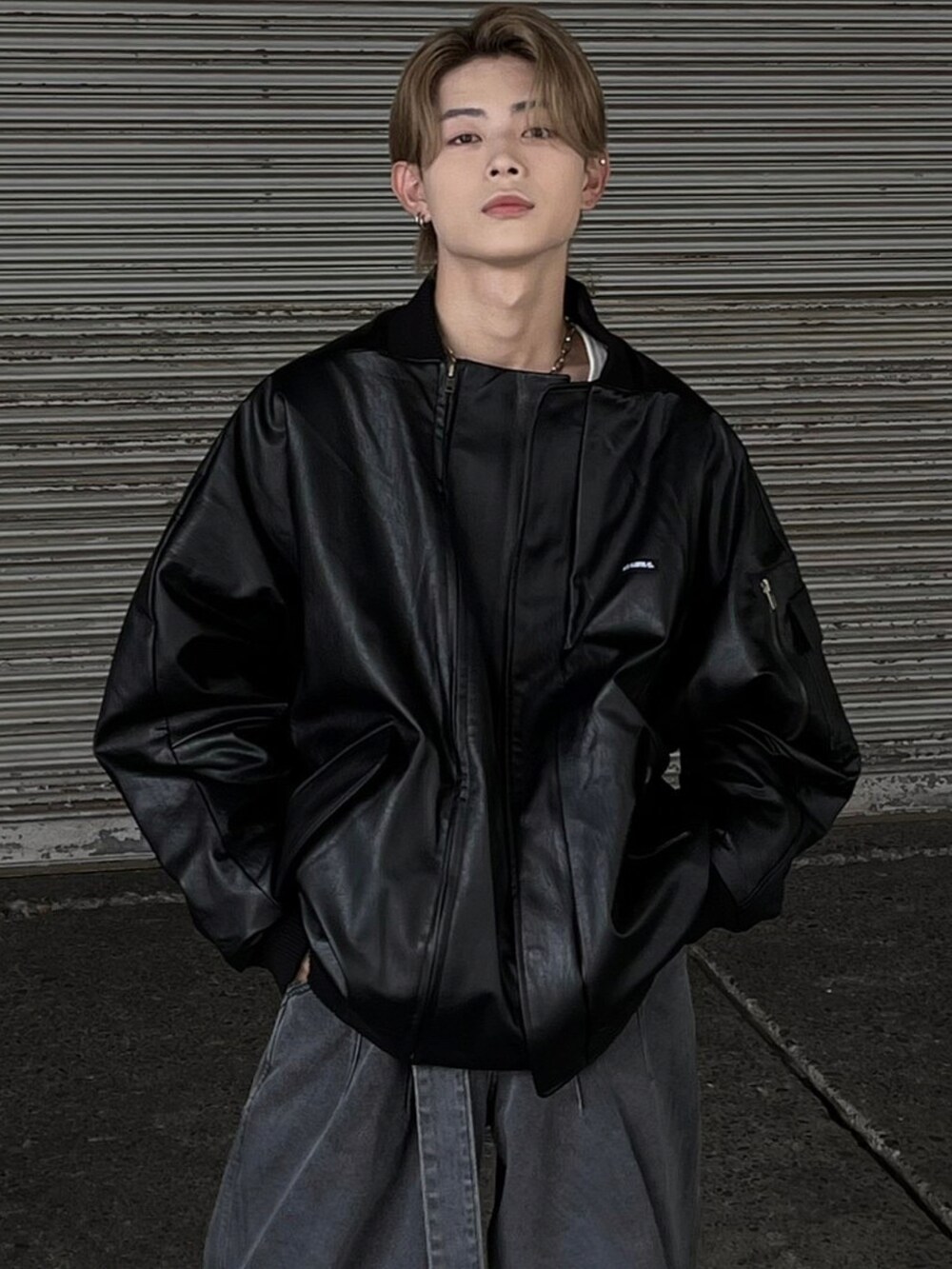 ブラック系のMA-1、グレー系のデニムパンツを着用したメンズの秋コーディネートの3枚目の写真