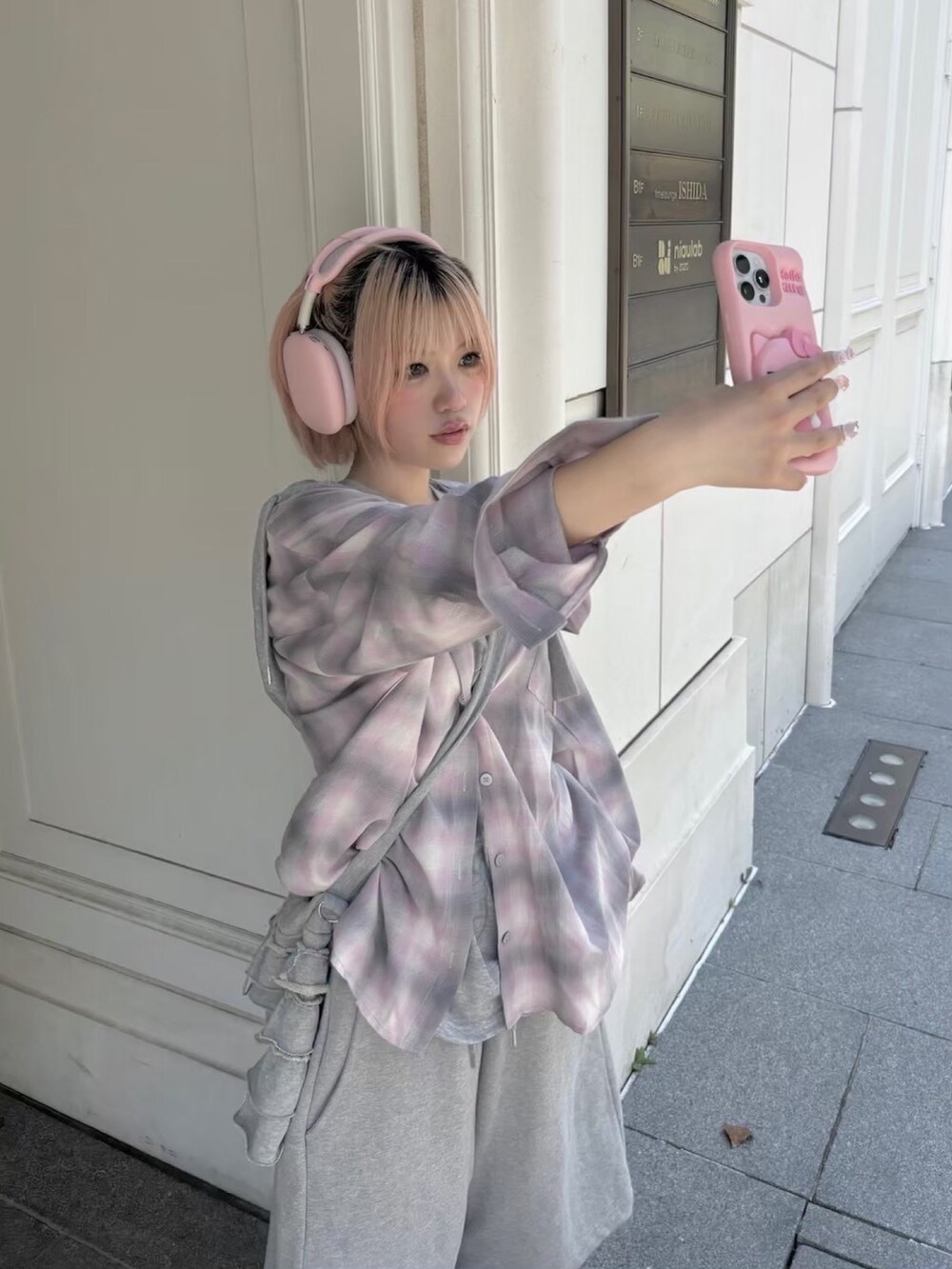 ピンク系のシャツ/ブラウスを着用したレディースの冬コーディネートの3枚目の写真