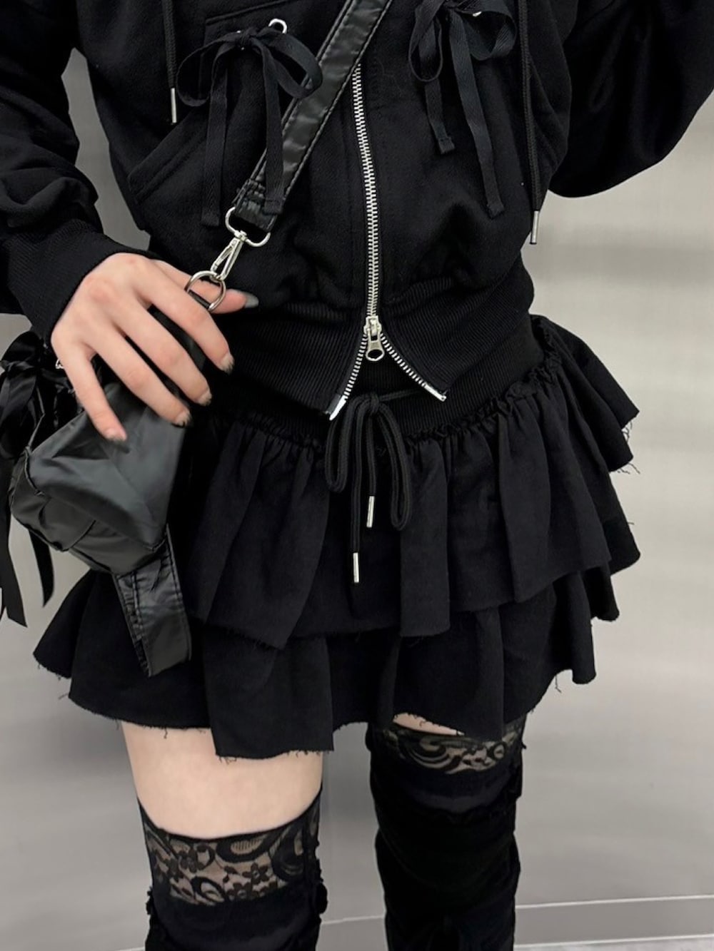 「レイヤードスタイル、パーカー、レース、フレアスカート、ミニスカート、ミニバッグ、ショルダーバッグ、ブラック、オトナ女子、シンプルスタイル、今日のコーデ、お出かけコーデ、大人かわいい、デートコーデ、韓国ファッション」｜「Never mind the XU / Chikashitsu+の韓国ファッション nmtc + エヌエムティーシープラス ribbon mini 2way bag ドラムバッグ ミニバッグ ショルダーバッグ ハンドバッグ リボンバッグ カバン 韓国ストリート ストリートファッション（ショルダーバッグ、ブラック系）」を使った、Never mind the XU / Chikashitsu+さん（レディース・165cm）の秋コーディネートの5枚目の写真