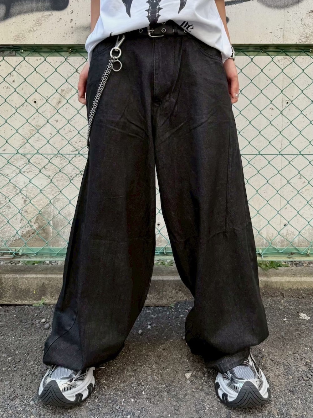 ホワイト系のTシャツ/カットソー、ブラック系のキャップを着用したメンズの冬コーディネートの5枚目の写真