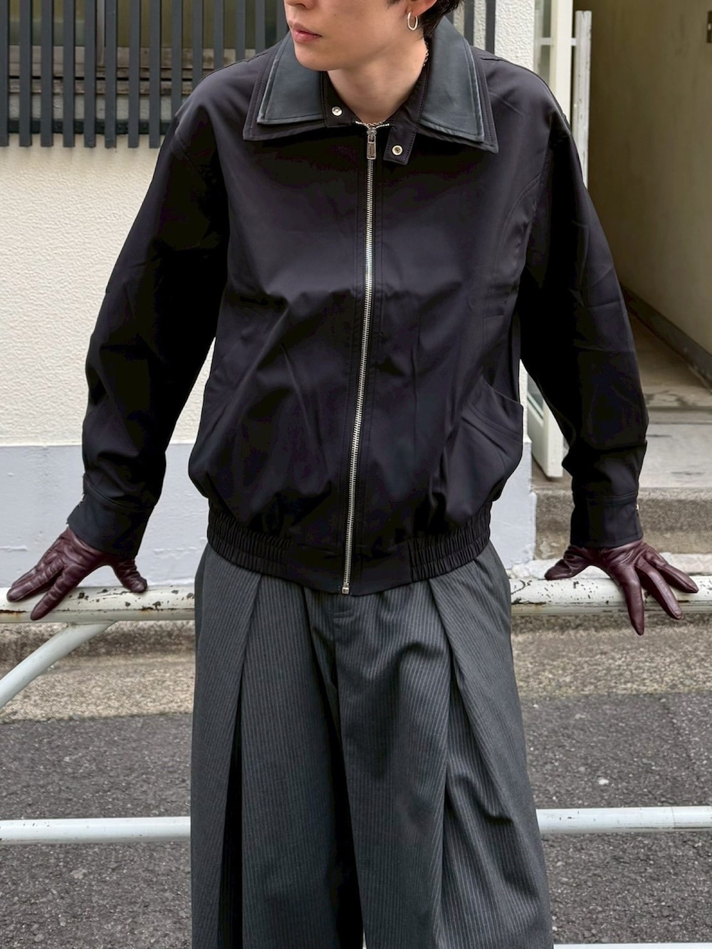 ブラック系のブルゾンを着用したメンズの冬コーディネートの4枚目の写真