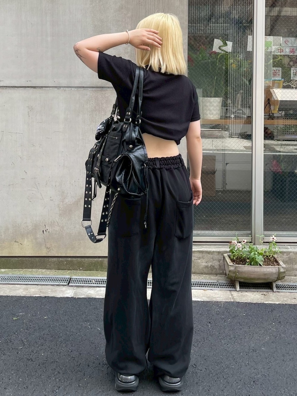 ブラック系のスウェットパンツを着用したレディースの秋コーディネートの3枚目の写真