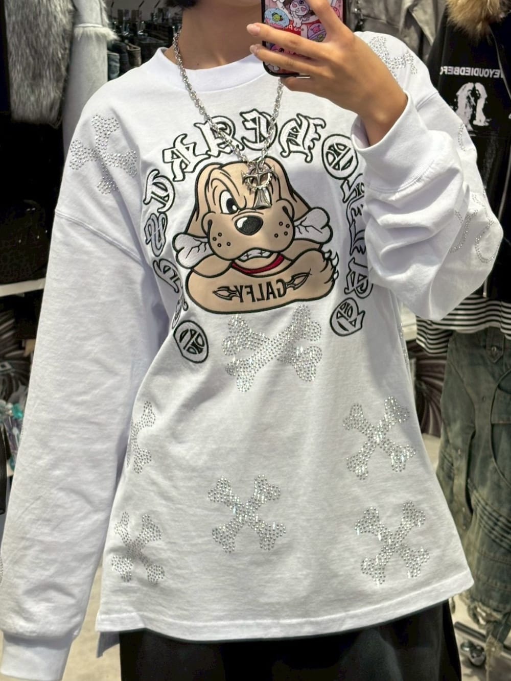 ブラック系のスウェットパンツ、ホワイト系のTシャツ/カットソー、ベージュ系のブーツを着用したレディースの秋コーディネートの3枚目の写真