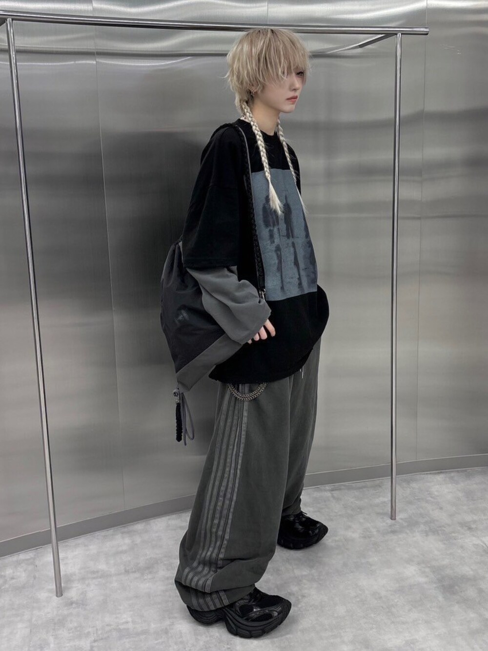 ブラック系のTシャツ/カットソーを着用したレディースの秋コーディネートの3枚目の写真