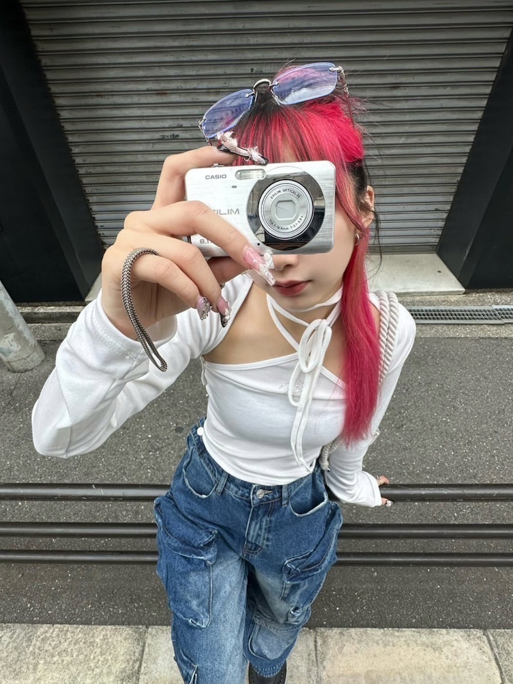 ホワイト系のカーディガン/ボレロ、ブルー系のデニムパンツを着用したレディースの春コーディネートの3枚目の写真