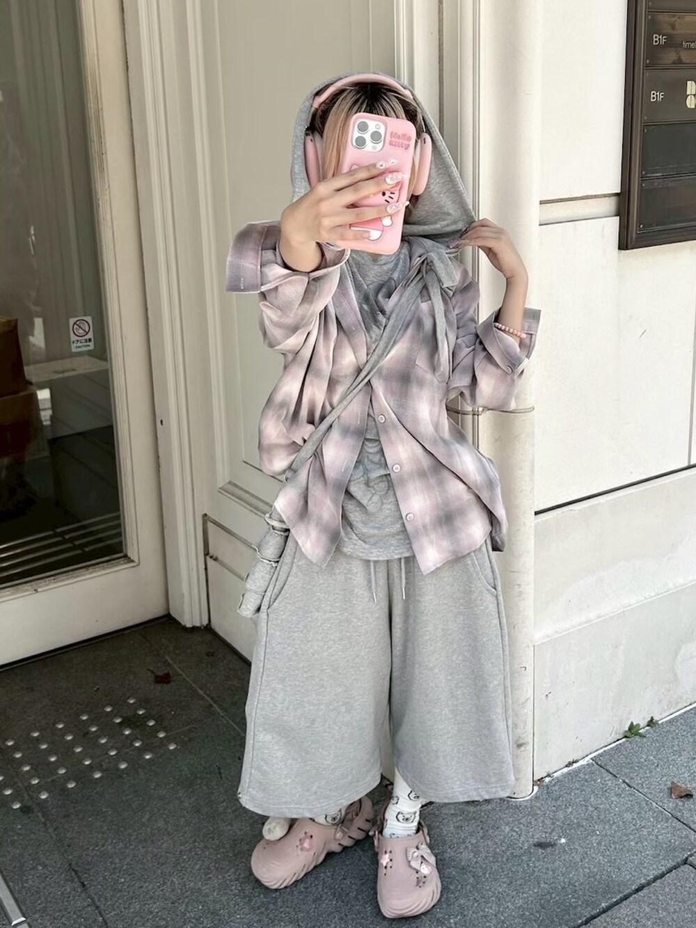 ピンク系のシャツ/ブラウスを着用したレディースの冬コーディネートの5枚目の写真