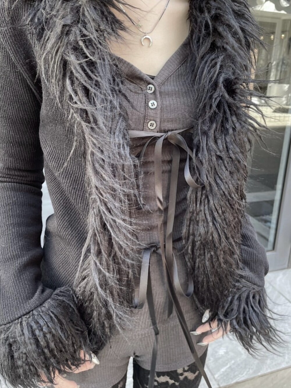 ブラック系のカーディガン/ボレロを着用したレディースの春コーディネートの3枚目の写真