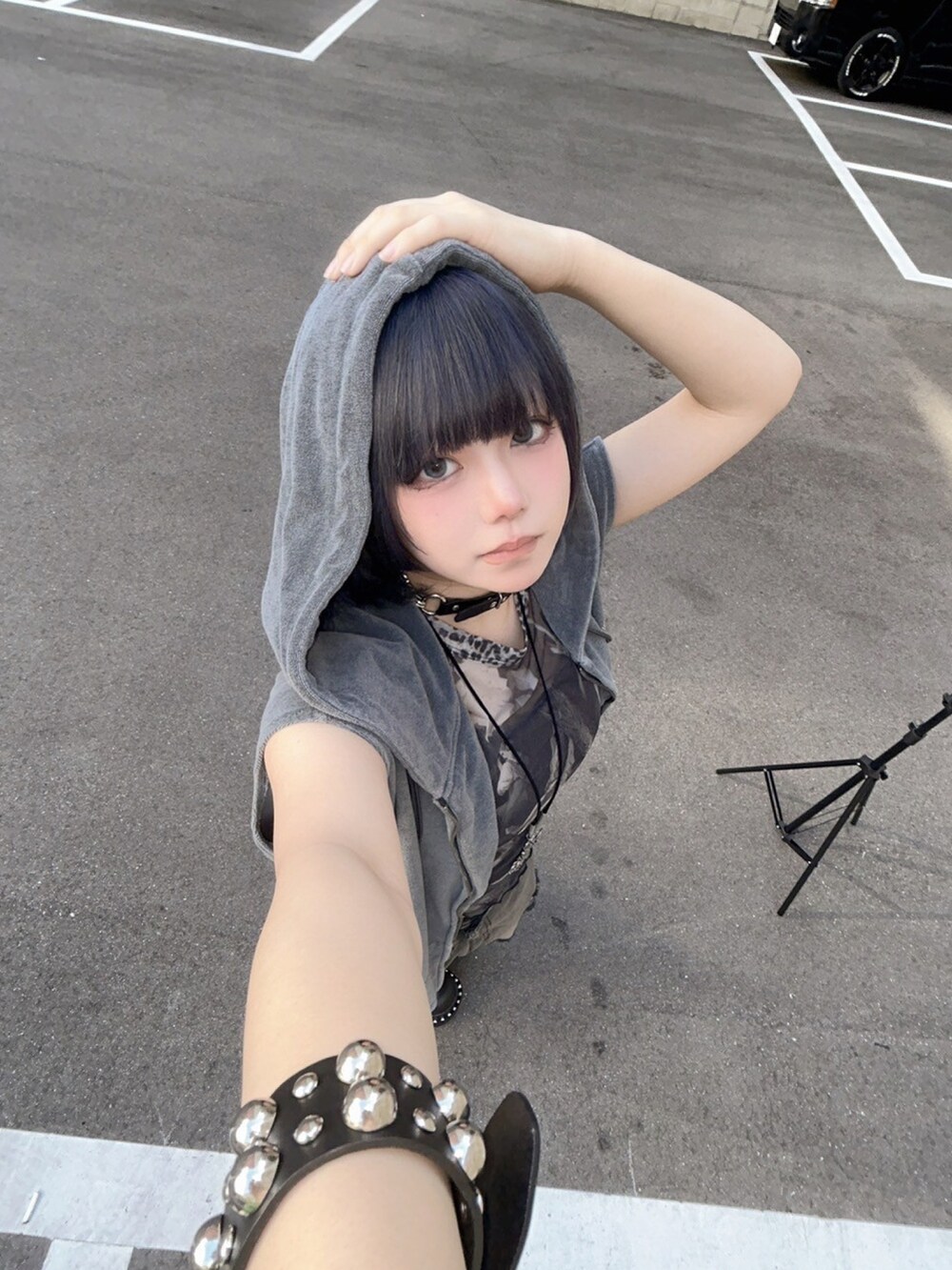 ブラック系のTシャツ/カットソー、ブラック系のパーカーを着用したレディースの春コーディネートの2枚目の写真