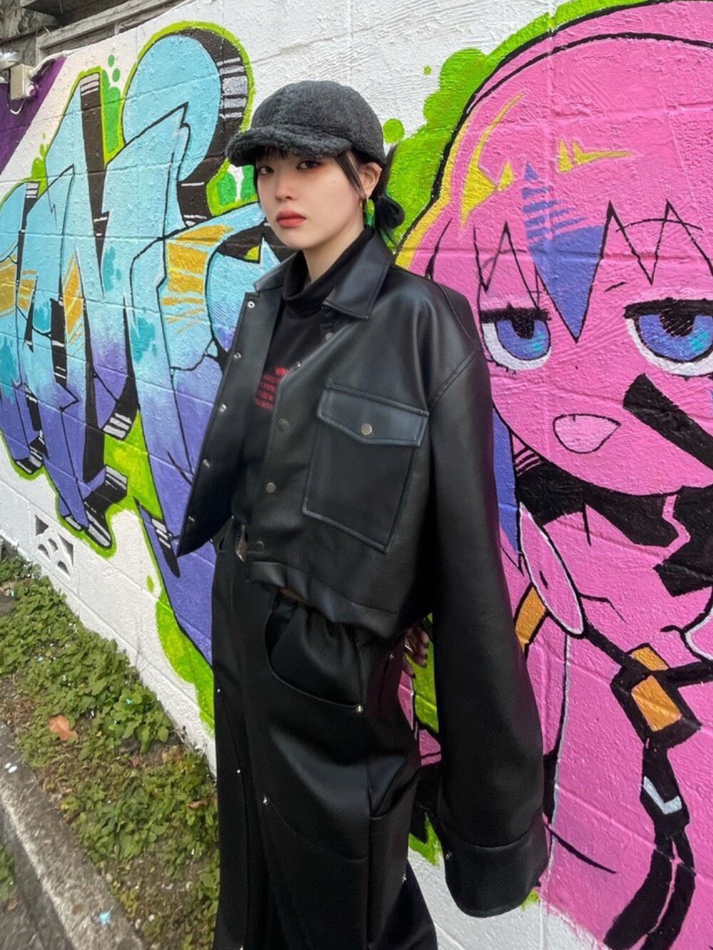 ブラック系のその他アウター、ブラック系のその他パンツを着用したレディースの冬コーディネートの2枚目の写真