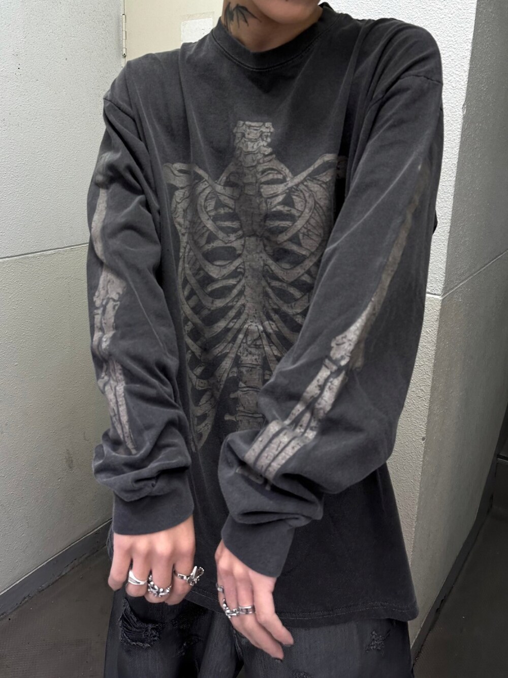 グレー系のTシャツ/カットソーを着用したメンズの秋コーディネートの2枚目の写真