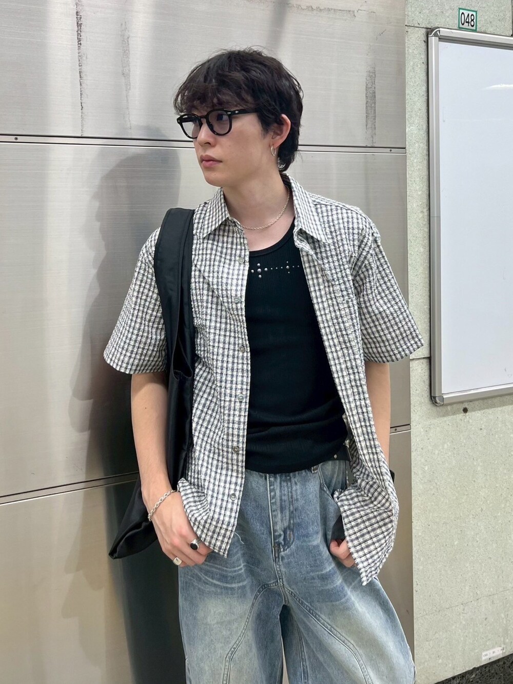 ブラック系のタンクトップを着用したメンズの秋コーディネートの2枚目の写真