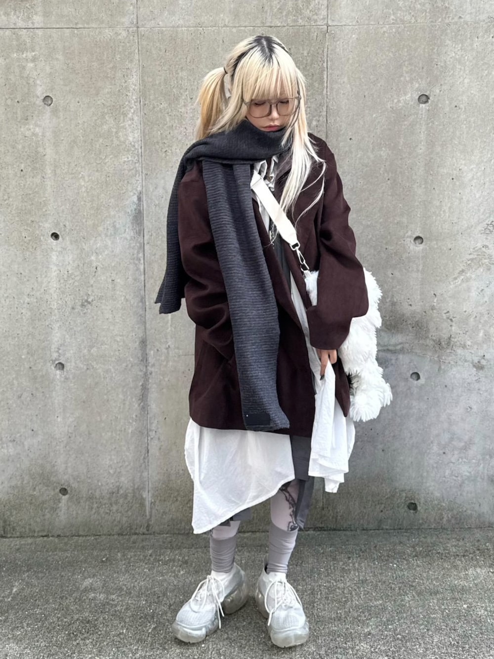 ホワイト系のショルダーバッグを着用したレディースの秋コーディネートの2枚目の写真