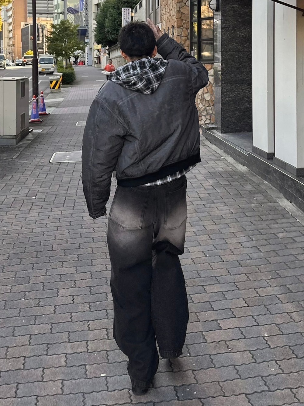 ブラック系のMA-1、ブラック系のシャツ/ブラウス、ブラック系のデニムパンツを着用したメンズの秋コーディネートの3枚目の写真