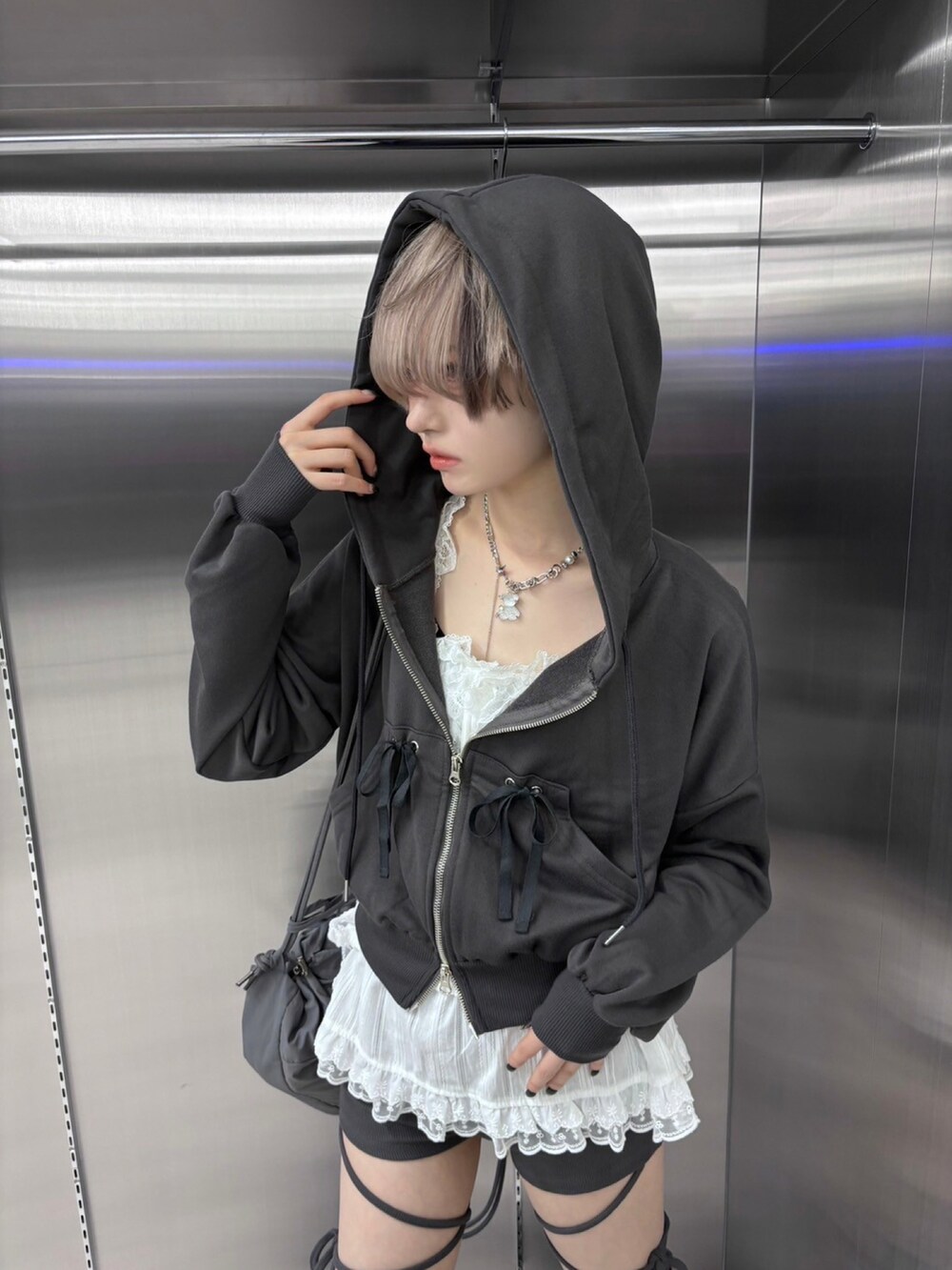グレー系のバックパック/リュックを着用したレディースの秋コーディネートの5枚目の写真