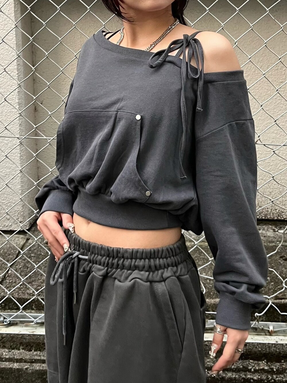 グレー系のスウェット、グレー系のスウェットパンツを着用したレディースの秋コーディネートの3枚目の写真