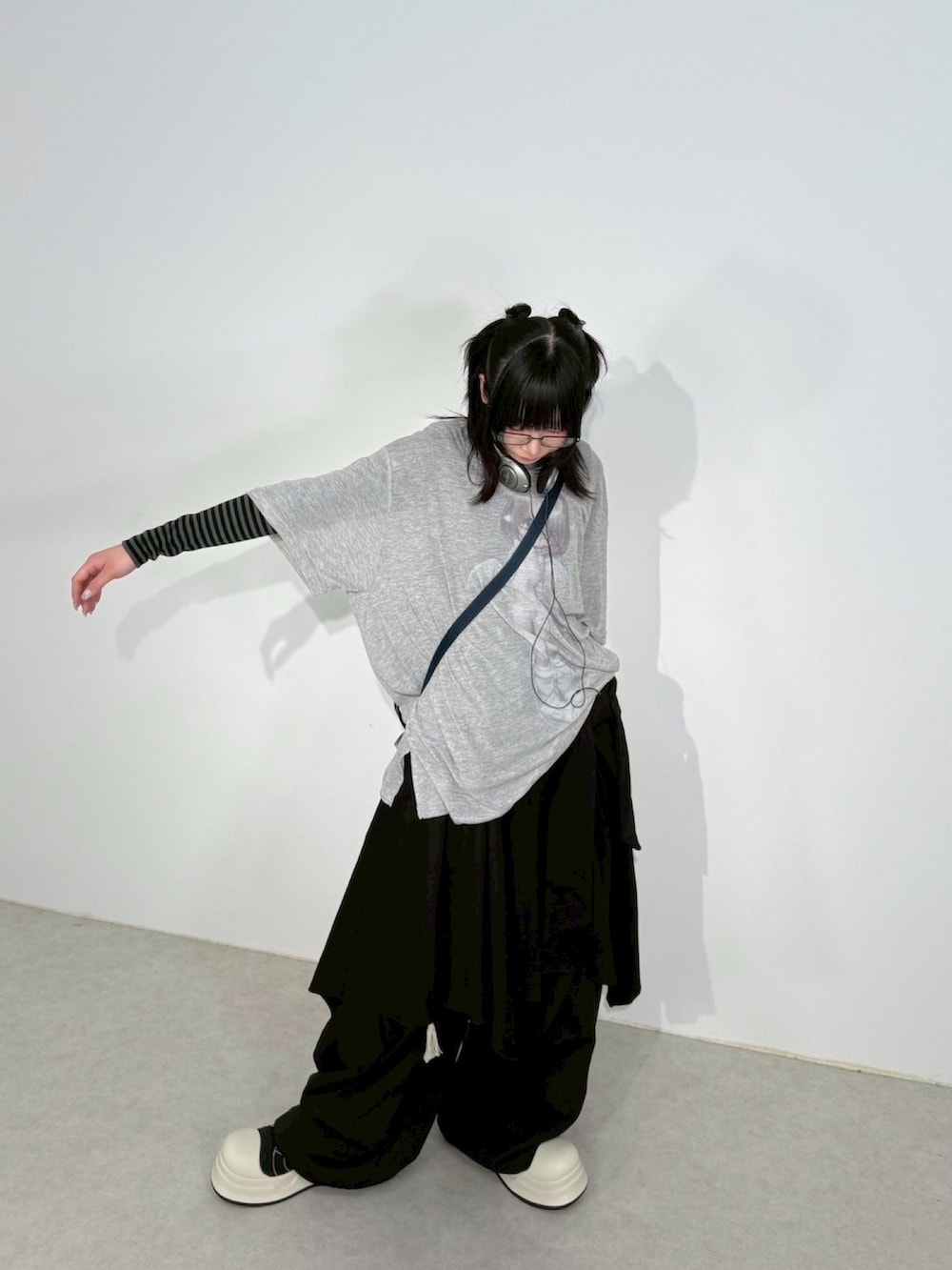 グレー系のTシャツ/カットソー、ブラック系のスウェットパンツを着用したレディースの夏コーディネートの5枚目の写真