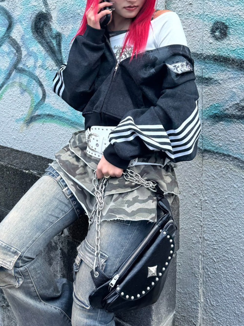 ブラック系のショルダーバッグ、ホワイト系のTシャツ/カットソーを着用したレディースの春コーディネートの2枚目の写真