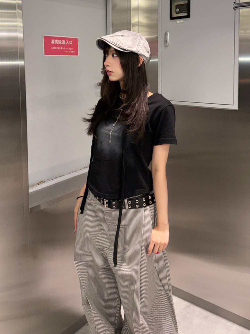 ブラック系のTシャツ/カットソー、グレー系のハンチング/ベレー帽を着用したレディースの夏コーディネートの3枚目の写真