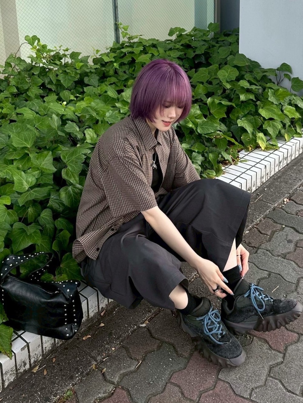 ブラウン系のシャツ/ブラウス、ブラック系のタンクトップを着用したレディースの夏コーディネートの2枚目の写真