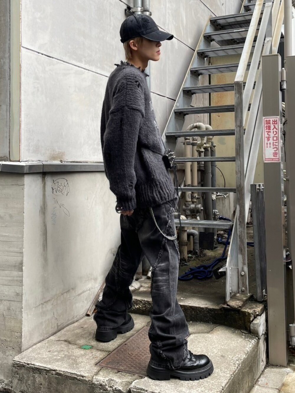グレー系のニット/セーター、ブラック系のキャップを着用したメンズの秋コーディネートの4枚目の写真