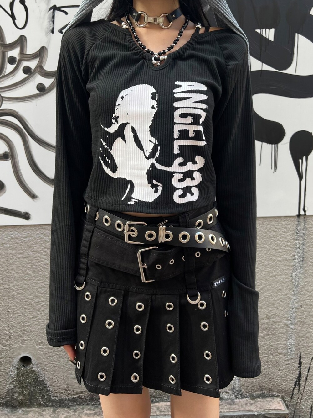 ブラック系のTシャツ/カットソー、ブラック系のバックパック/リュック、グレー系のニットキャップ/ビーニーを着用したレディースの秋コーディネートの5枚目の写真