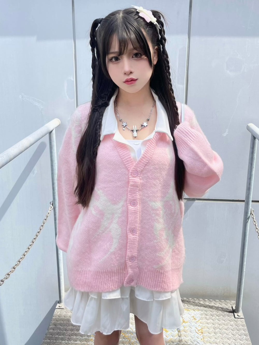 「オーバーサイズ、ビッグシルエット、ニット、カーディガン、韓国ファッション、韓国ブランド、韓国、韓国コーデ、ピンク、ホワイト、スカート、厚底シューズ、かわいい」｜「NOMANUALの韓国ブランド NOMANUAL ノーマニュアル TRIBAL HAIRY CARDIGAN トライバル ヘアリーカーディガン ヘアリーニット 長袖 ニットカーディガン ニット Vネック オーバーサイズ 羽織り 韓国ストリート 韓国ファッション（カーディガン/ボレロ、ピンク系）」を使った、Never mind the XU / Chikashitsu+さん（レディース・153cm）の秋コーディネートの2枚目の写真