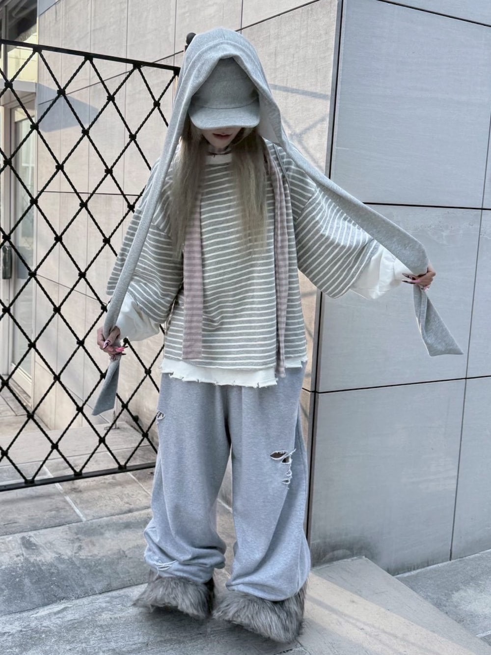 グレー系のバックパック/リュック、グレー系のスウェットパンツを着用したレディースの春コーディネートの2枚目の写真