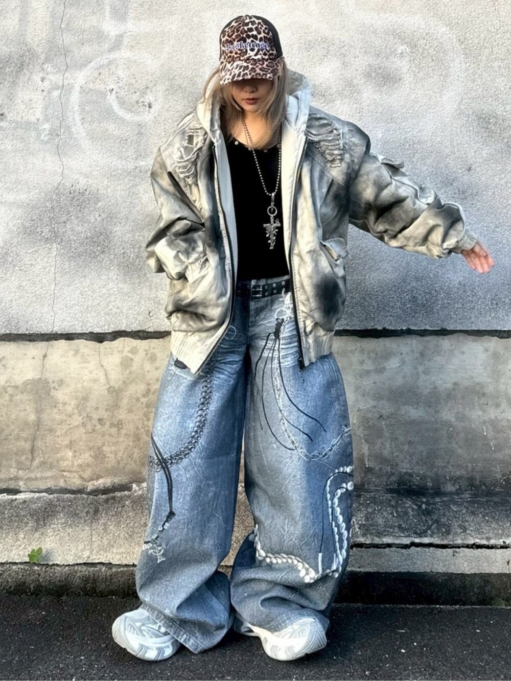 ベージュ系のブルゾンを着用したレディースの冬コーディネートの3枚目の写真