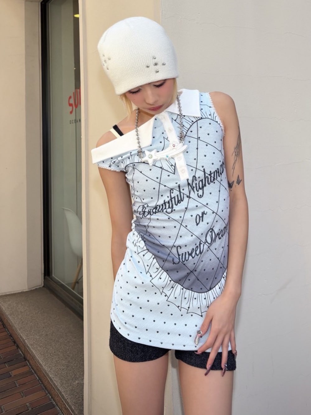 ブルー系のワンピースを着用したレディースの春コーディネートの4枚目の写真