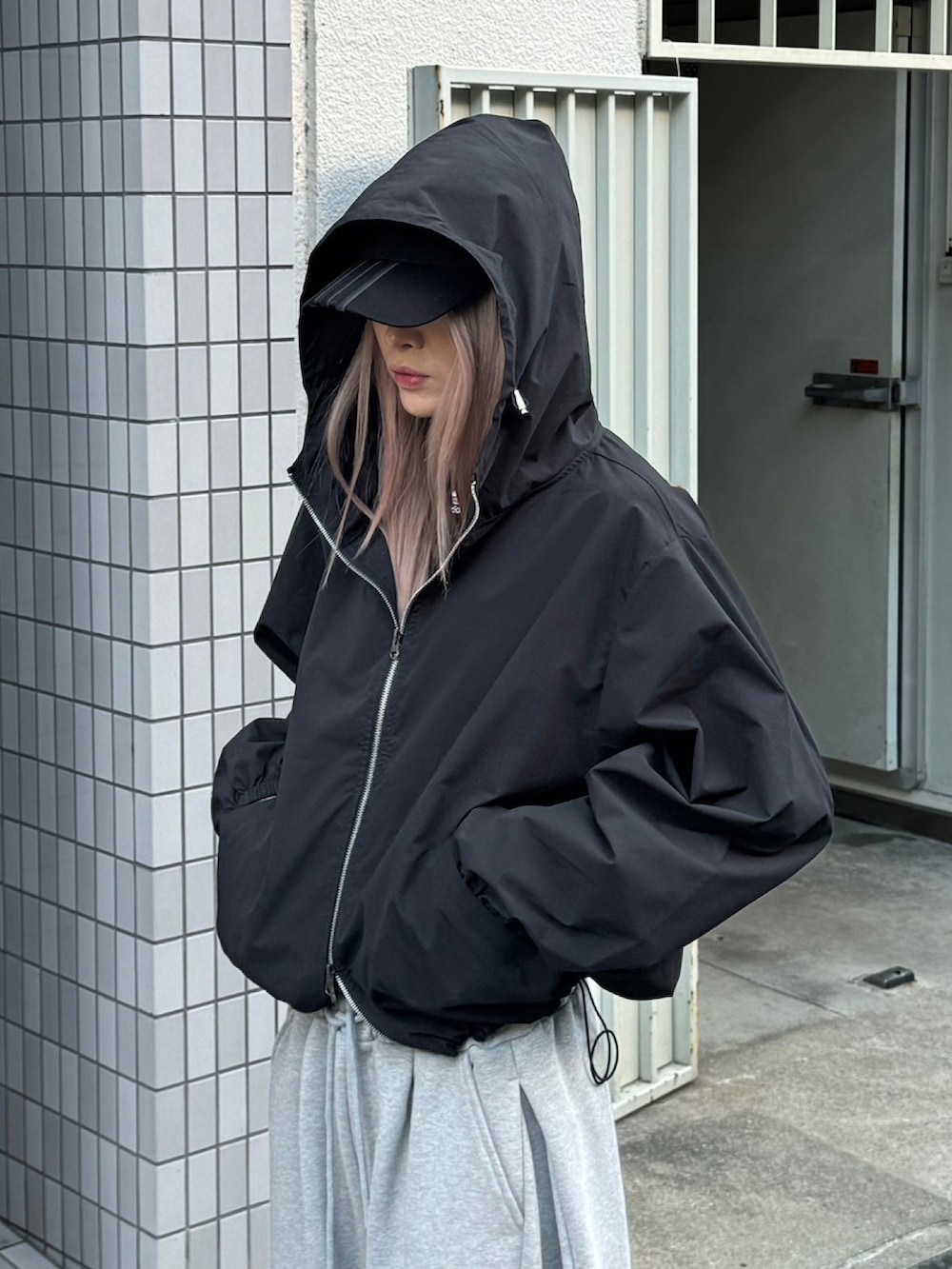 ブラック系のブルゾン、グレー系のスウェットパンツを着用したメンズの春コーディネートの3枚目の写真