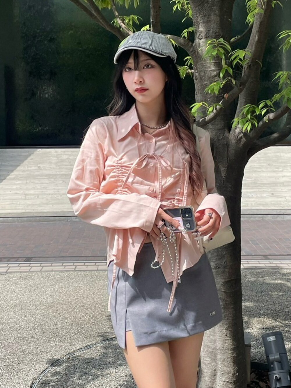 ピンク系のシャツ/ブラウス、グレー系のハンチング/ベレー帽を着用したレディースの夏コーディネートの2枚目の写真