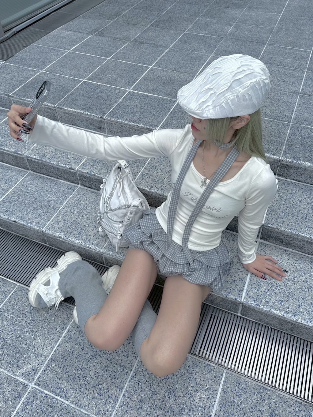 ホワイト系のTシャツ/カットソー、ホワイト系のショルダーバッグ、ブルー系のその他パンツを着用したレディースの冬コーディネートの3枚目の写真