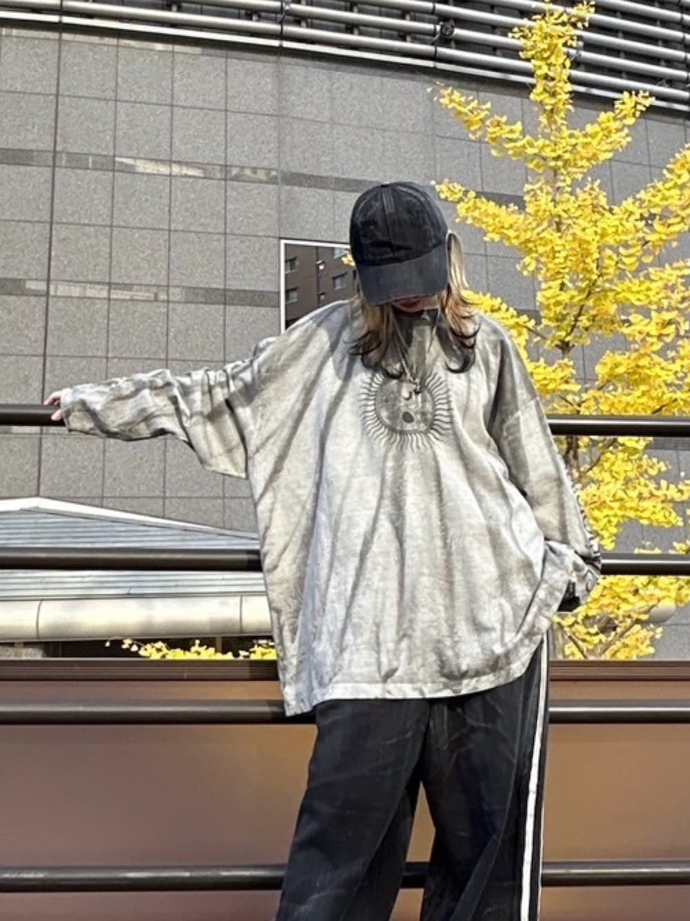 ブラック系のパーカー、グレー系のTシャツ/カットソー、グレー系のスニーカーを着用したレディースの秋コーディネートの3枚目の写真