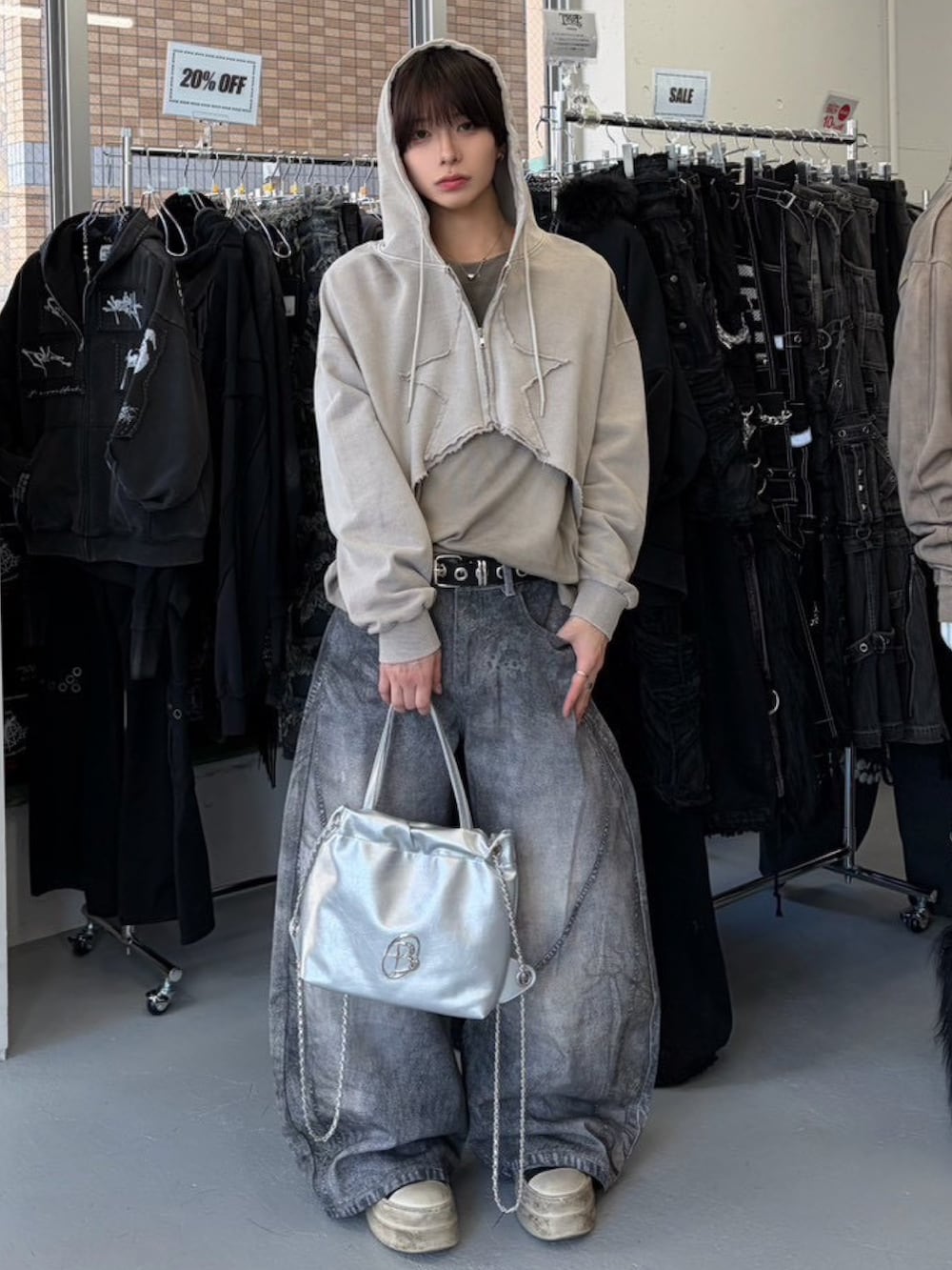 ベージュ系のパーカー、シルバー系のバックパック/リュックを着用したメンズの春コーディネートの2枚目の写真