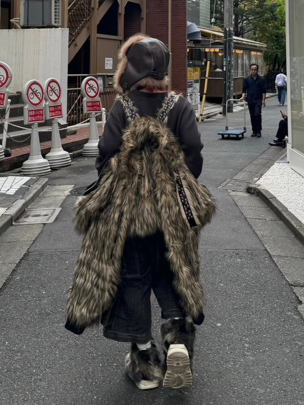 ブラック系のニット/セーター、ブラック系のブーツを着用したレディースの秋コーディネートの2枚目の写真