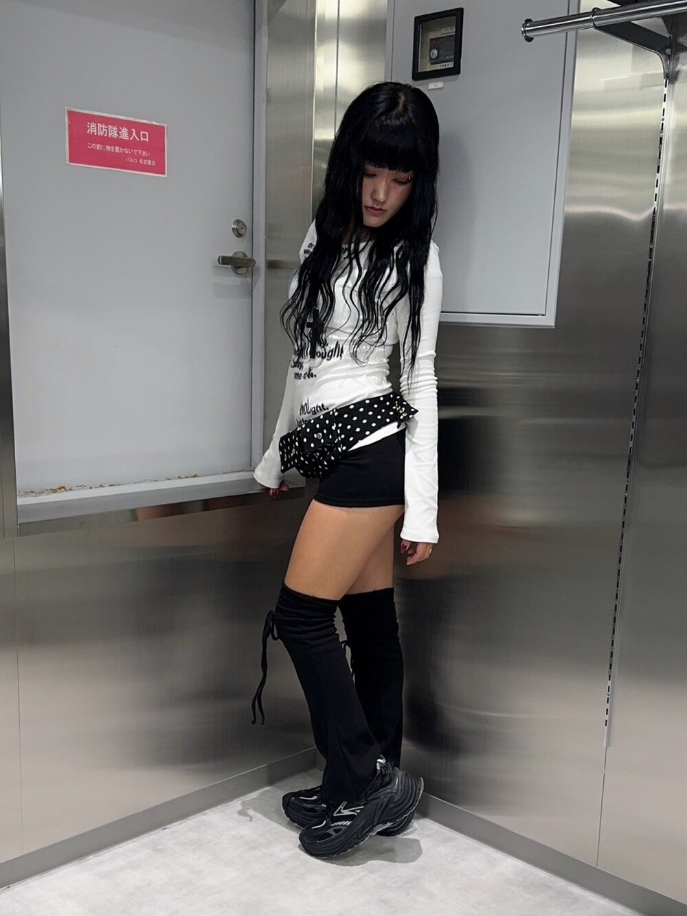 ブラック系のスウェットパンツ、ブラック系のネックレスを着用したレディースの秋コーディネートの4枚目の写真