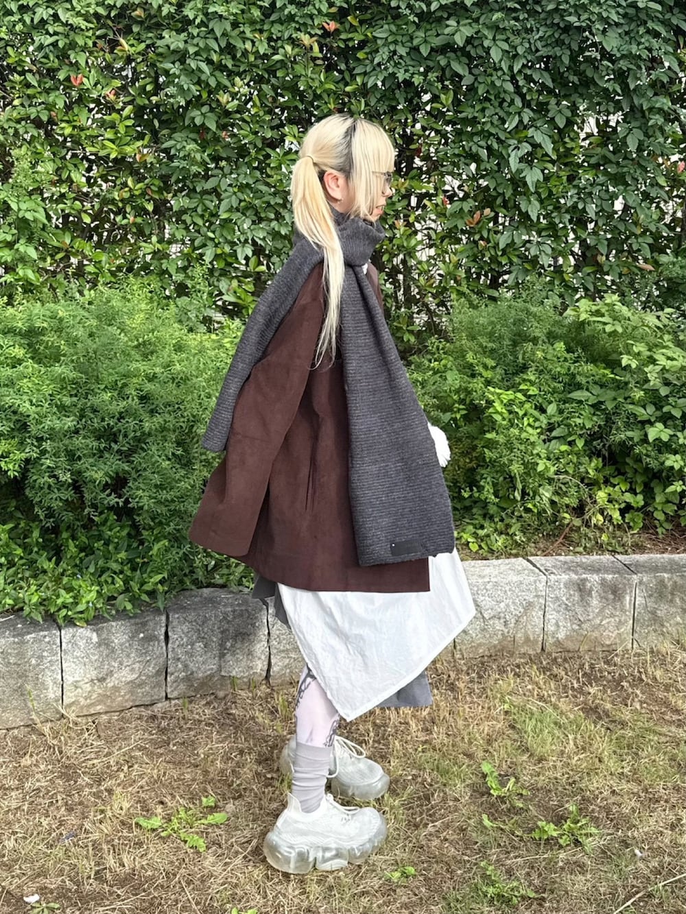 ホワイト系のショルダーバッグを着用したレディースの秋コーディネートの4枚目の写真