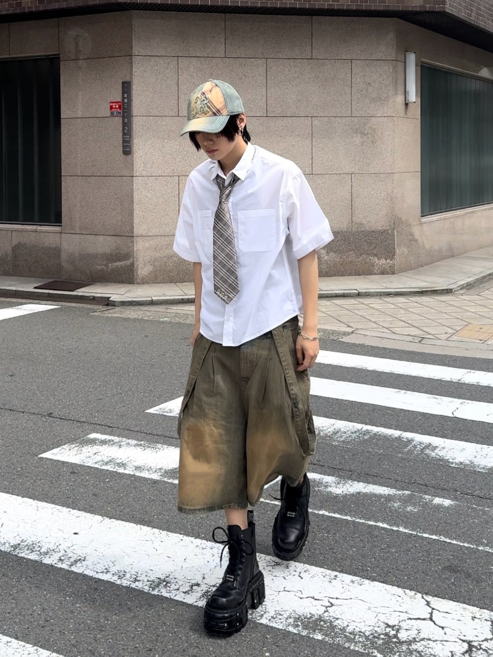 グレー系のネクタイ、ブルー系のキャップを着用したメンズの夏コーディネートの3枚目の写真