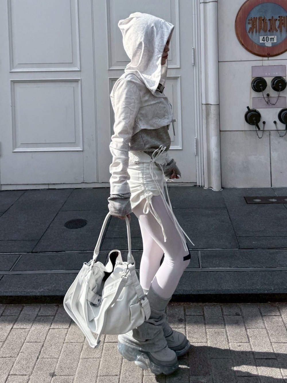 ホワイト系のカーディガン/ボレロ、ホワイト系のネックレスを着用したレディースの春コーディネートの5枚目の写真