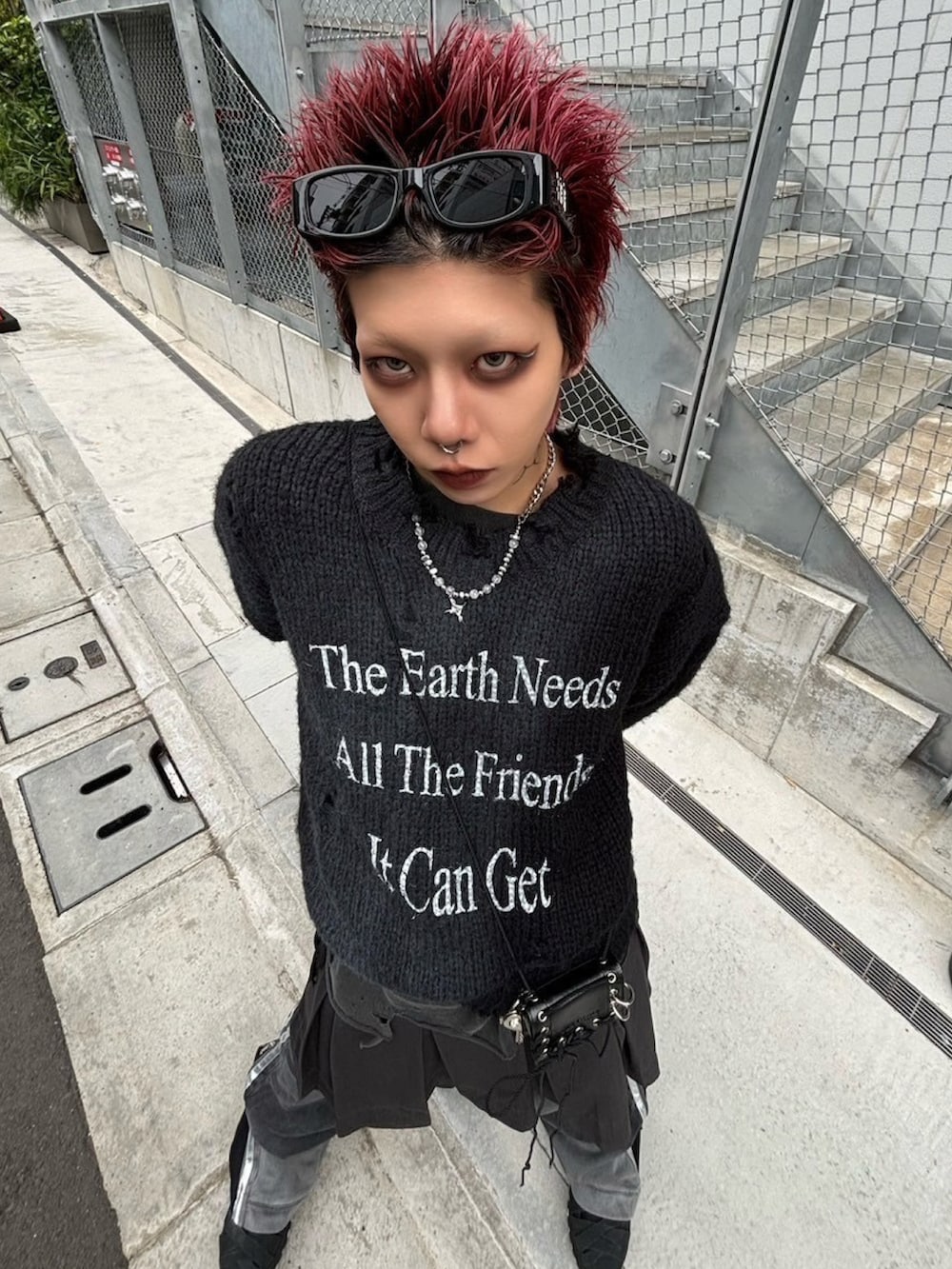 ブラック系のニット/セーターを着用したメンズの秋コーディネートの3枚目の写真